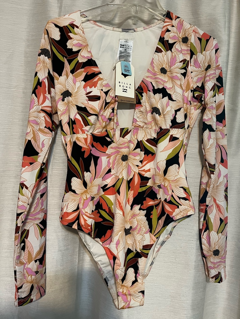 NWT Billabong XL(14) Dream State Bodysuit in gorgeous print. SPF 50